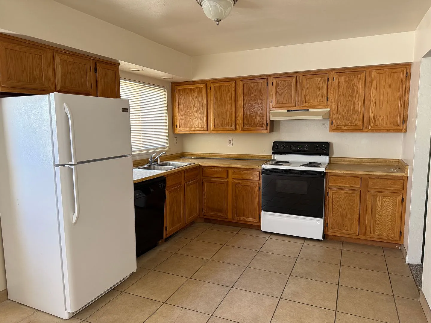3 Br, 1.75 Ba w/ Fireplace, spacious kitchen, 2 CG — Photo 3