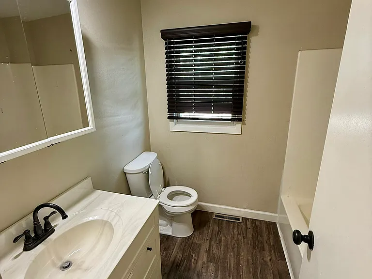 408 Anamosa St — Photo 10