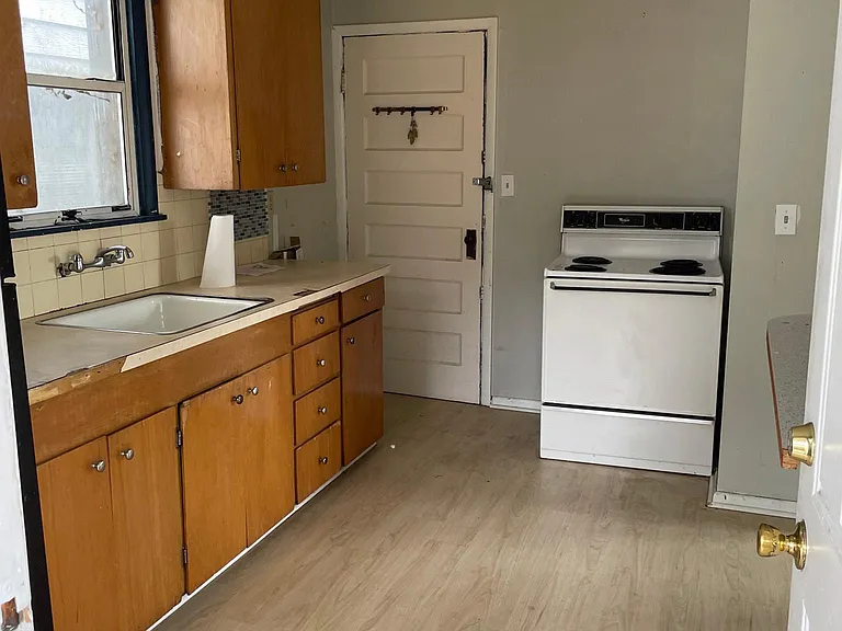 4211 7th Ave NE #1 — Photo 3