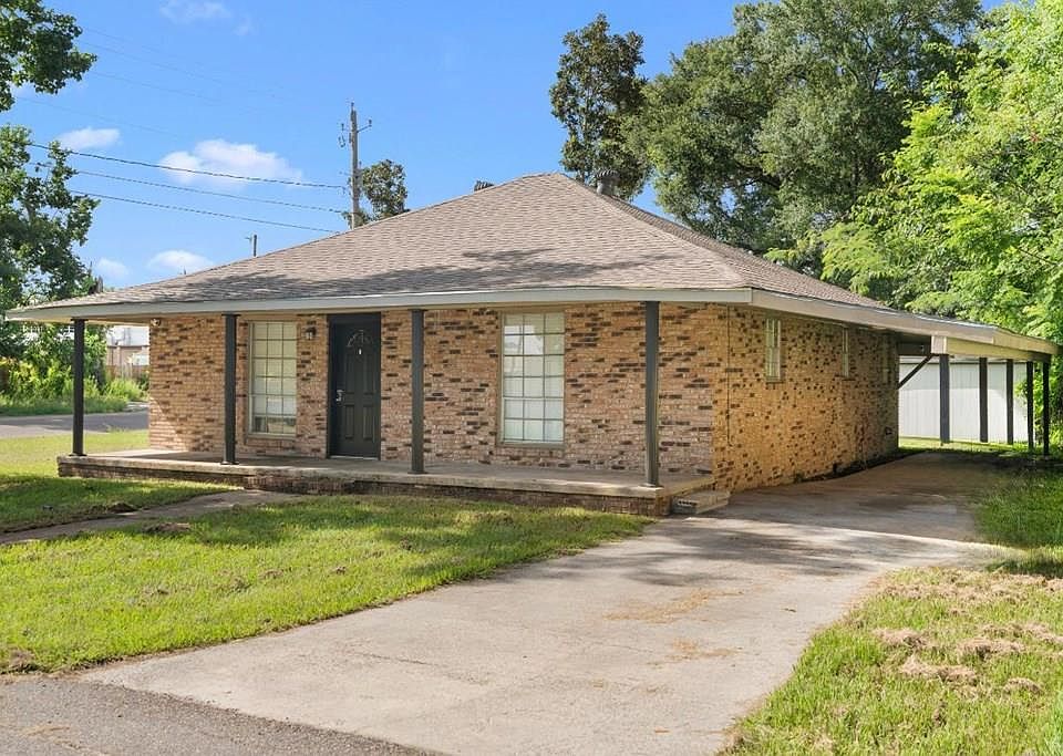1st image of 820 Wisteria Ln