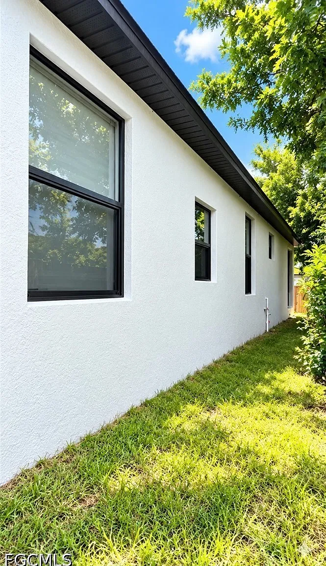 3 bed, 2.0 bath, 1200 sqft, $2,050 — Photo 2