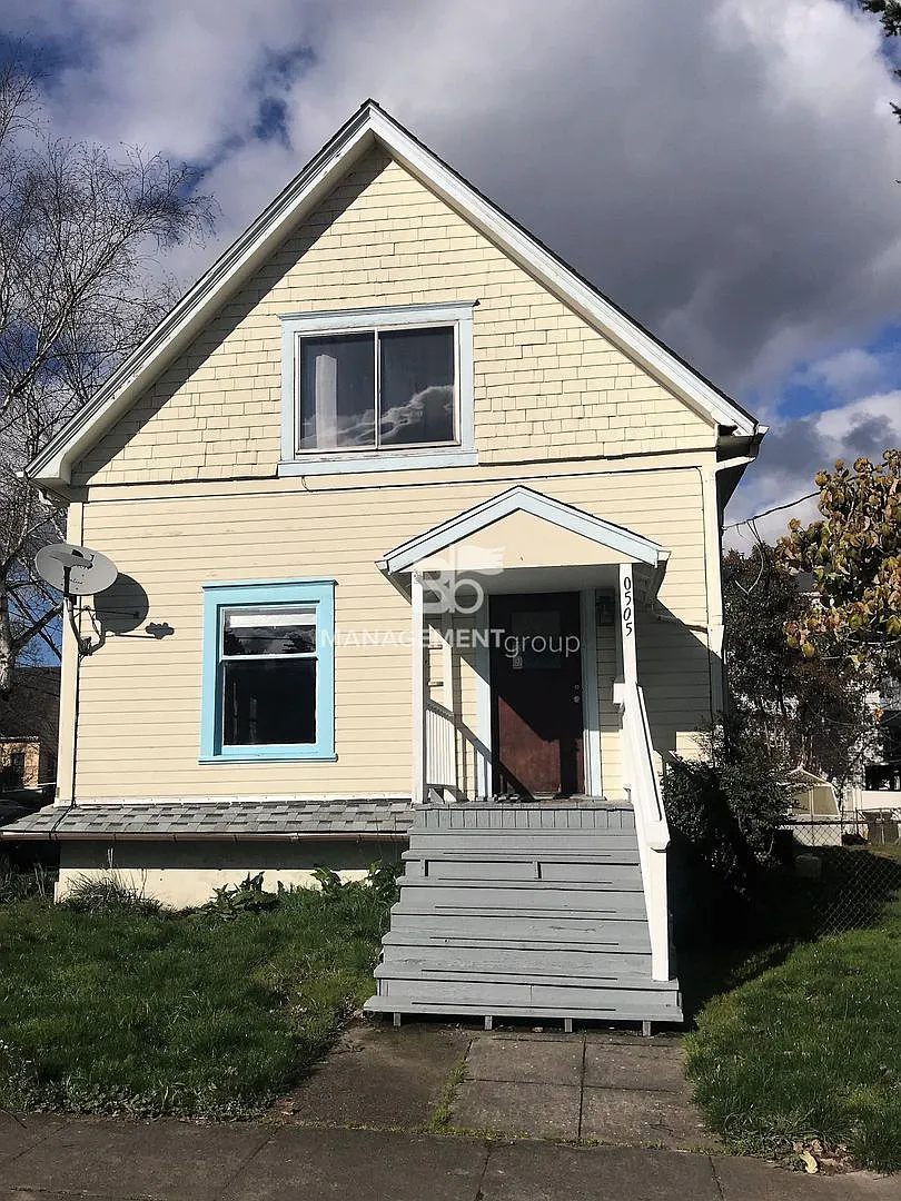 John Landing- Light & Bright Charming Corner Lot Home! Walk to Downtown Portland — Photo 1