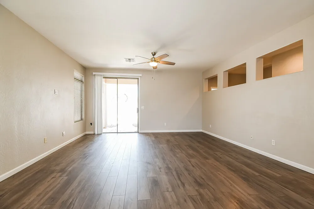 3 bed, 2.0 bath, 1422 sqft, $2,335 — Photo 4