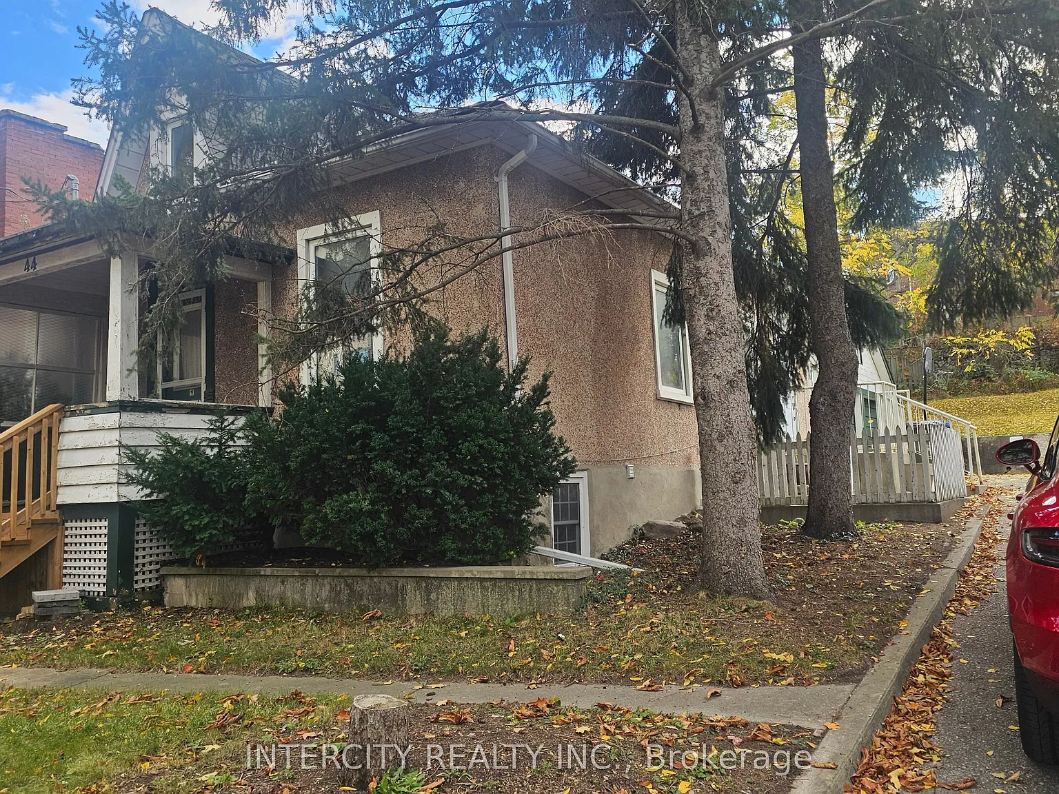 4 bed, $2,400 — Photo 1