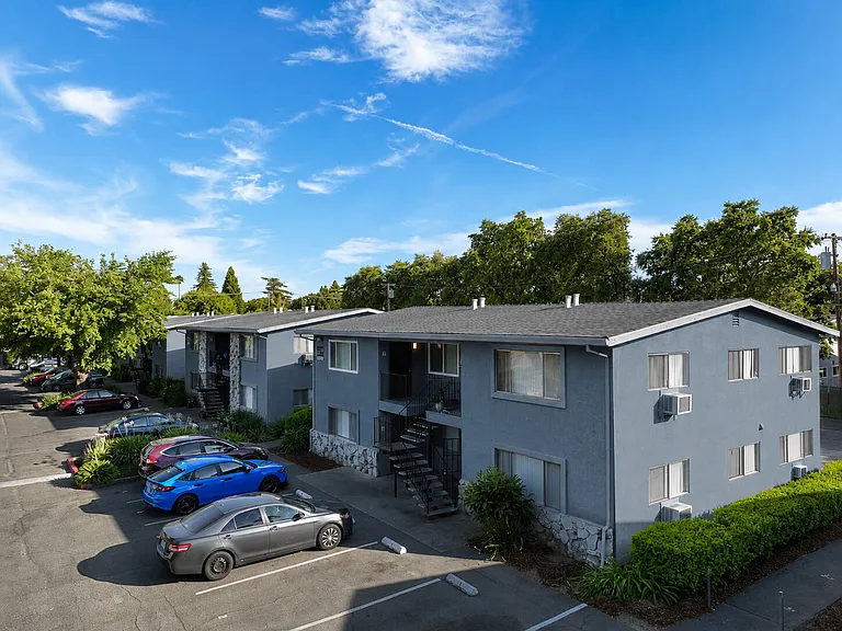 Gold Crossing Apartments — Photo 10