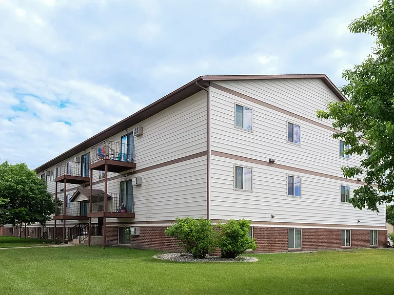 Fargo, ND Carlton Place Apartments | Exterior