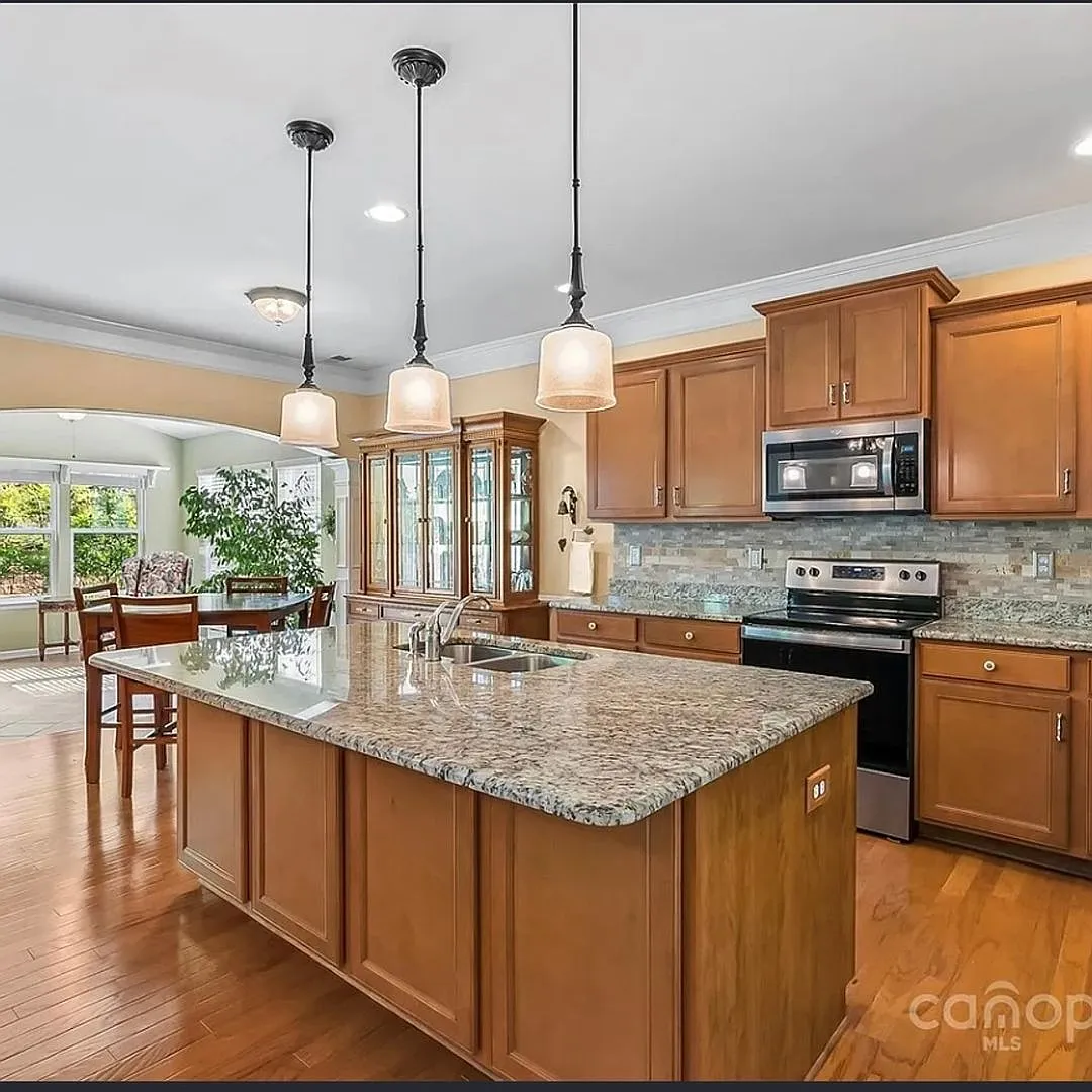 Spacious 5BR House in Statesville — Photo 1