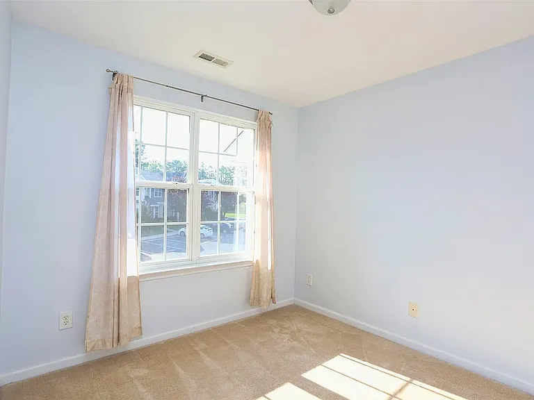 412 Colwick Ln — Photo 6