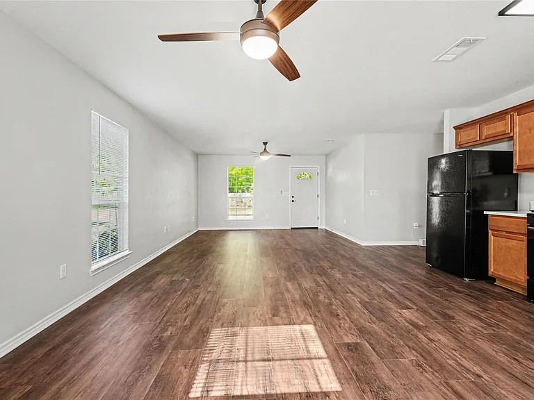 326 S Bell Dr — Photo 2