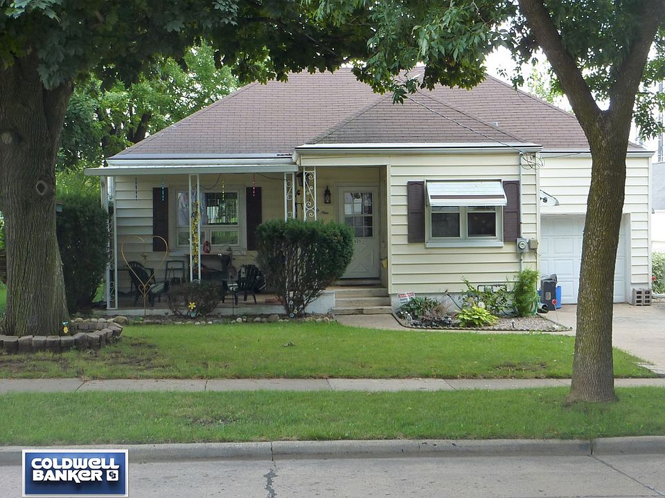 Front of 909 Desnoyer Kaukauna