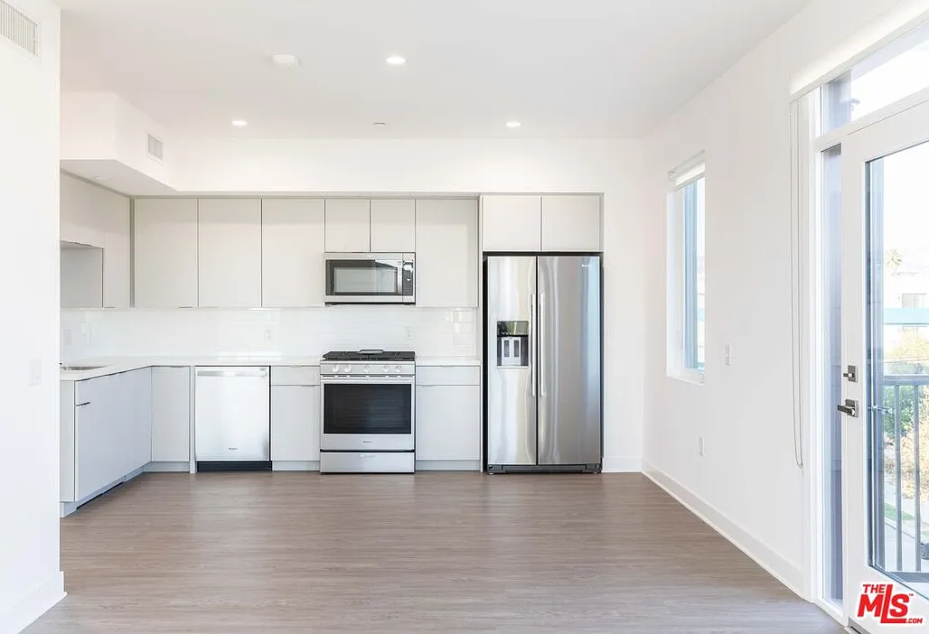 2 bed, 2.0 bath, 917 sqft, $3,495 — Photo 1