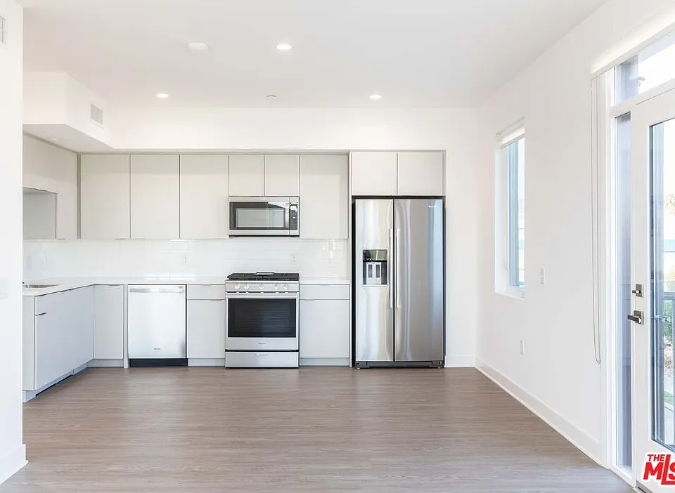 843 Wilcox Ave #401