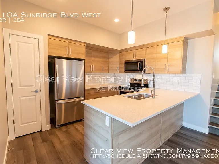 118 Sunridge Blvd W #UPPER LEVEL — Photo 3