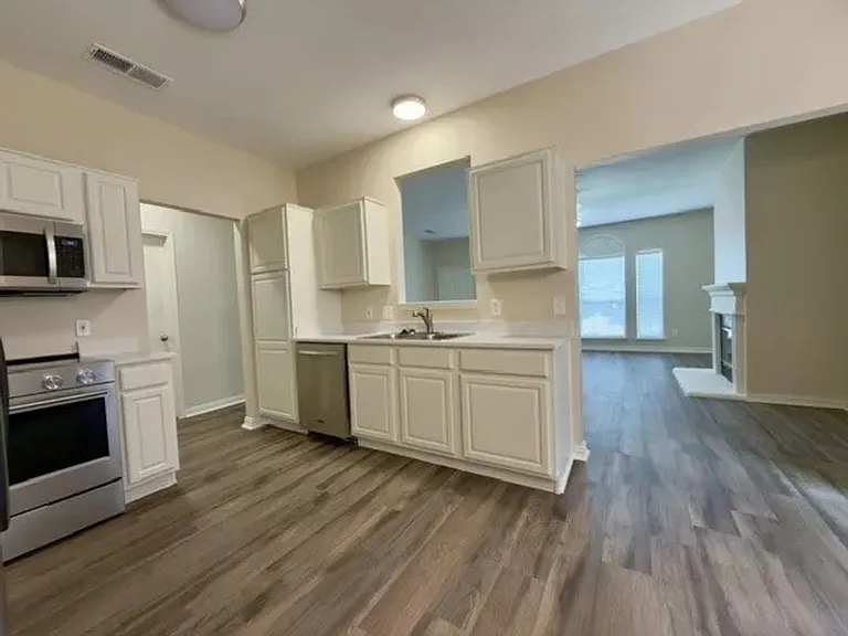 4425 Park Creek Ct — Photo 8