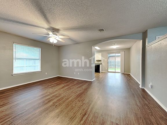 5th image of 1601 Carriage Hills Trl