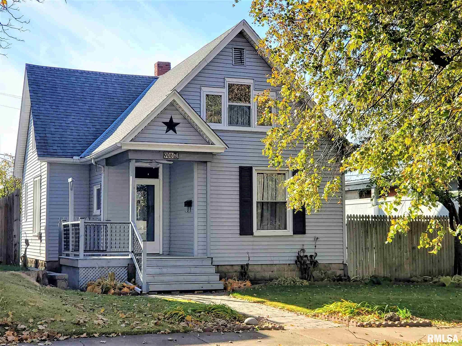 906 Broadway St photo 1