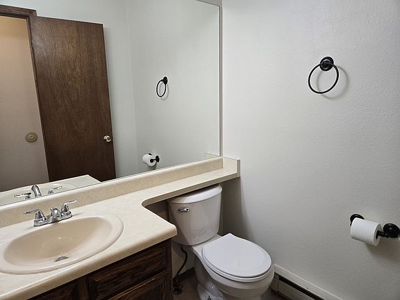 5th image of 570 Manor Ct APT B
