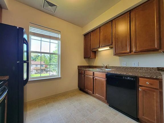 4th image of 2028 Shady Oak Dr #2028