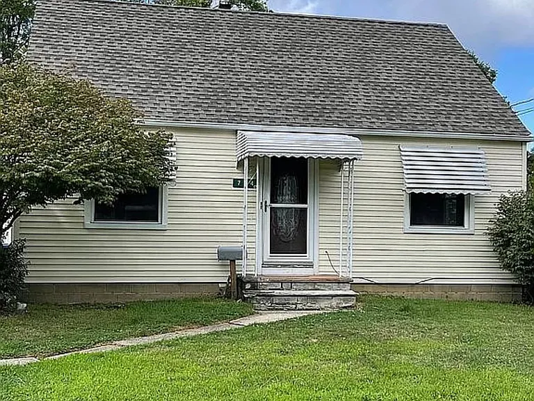 724 Cedarbrook Dr — Photo 1