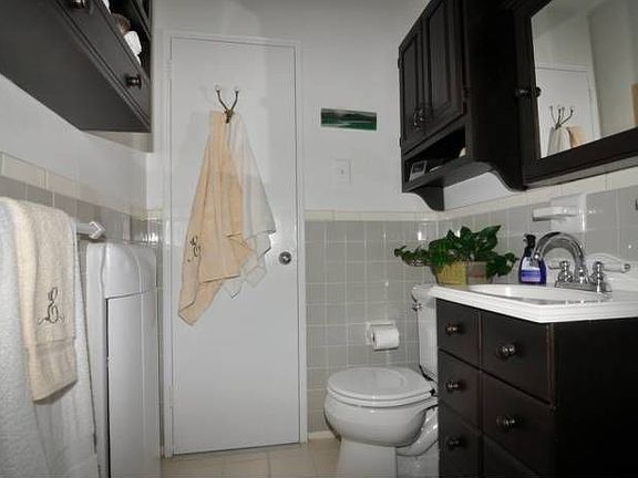 5th image of 233 S Buckhout St
