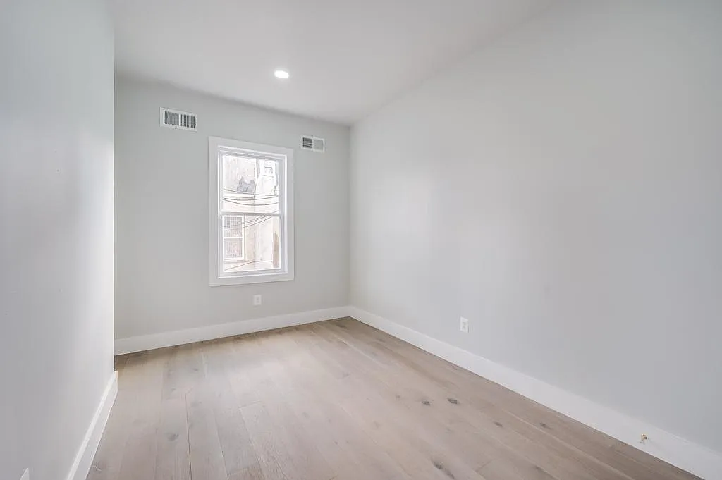 3 bed, 2.5 bath, 2000 sqft, $2,100 — Photo 3