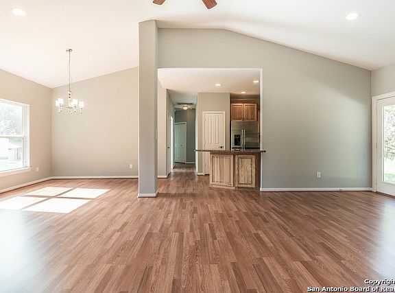 5th image of 2118 Robin Hood Dr
