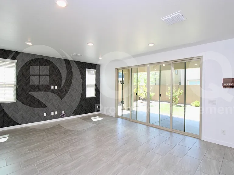 1045 E Thompson Way — Photo 4