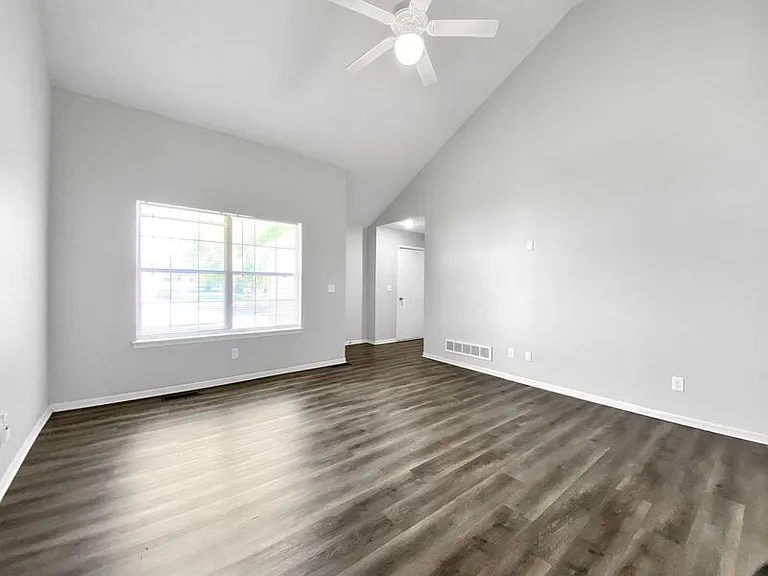 1020 NE Queens Ct — Photo 9