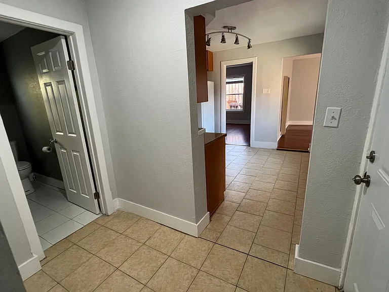 2928 Schyler St — Photo 4