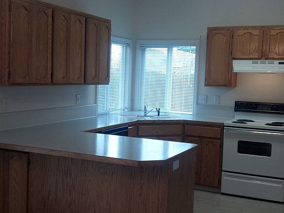 kitchen w/ walkin pantry