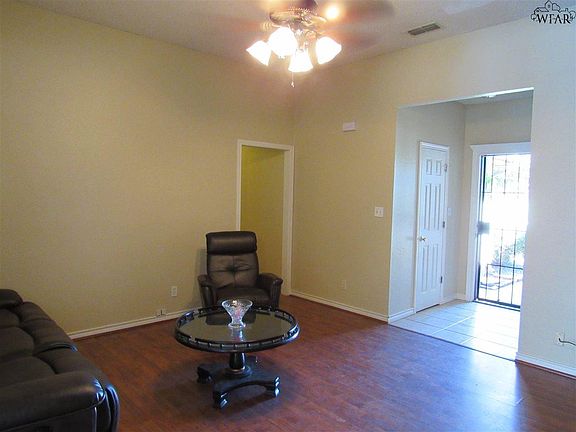 5th image of 903 E Texas Ave