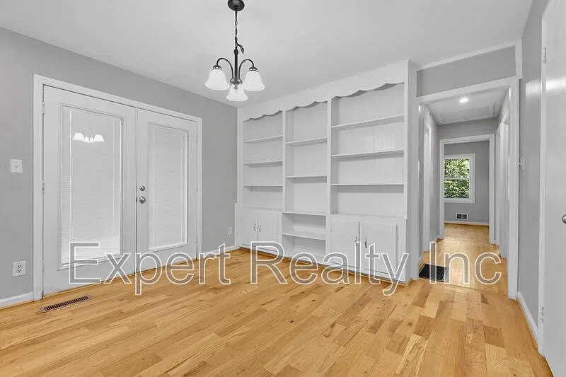 3 bed, 1.0 bath, 1100 sqft, $1,400 — Photo 4