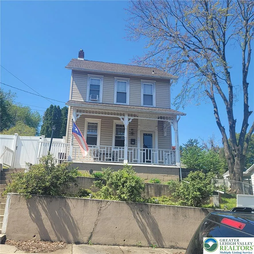 3 bed, 1.5 bath, 1744 sqft, $2,200 — Photo 1