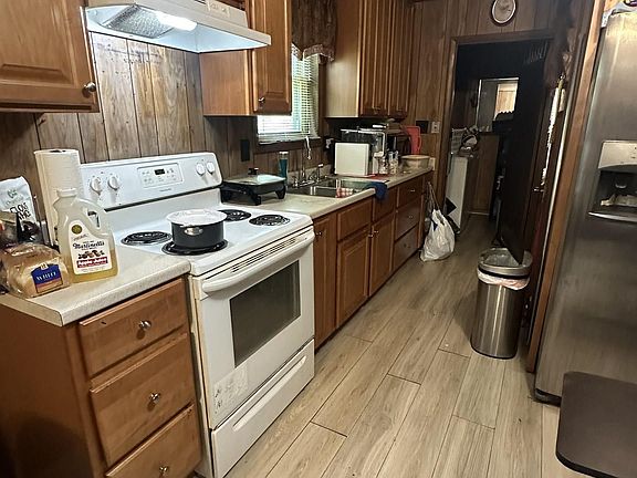 5th image of 572 Jefferson St
