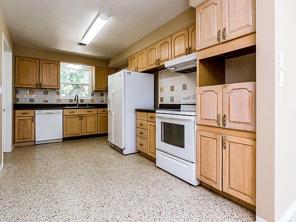 4th image of 863 Loyola Dr