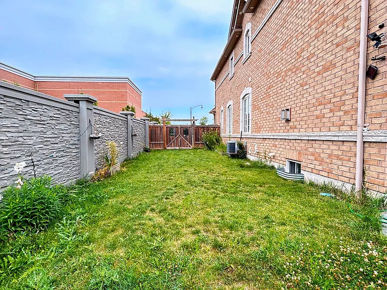 55 Dufay Rd — Photo 25