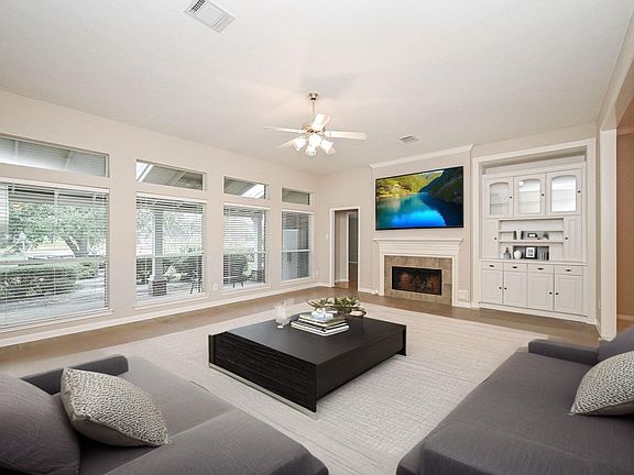 3rd image of 18 Crest Gate