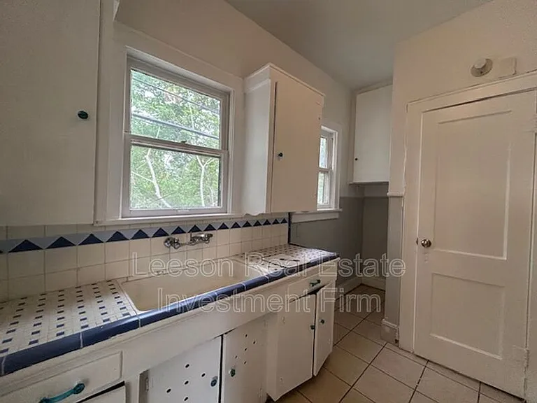 320 E College St #A — Photo 5