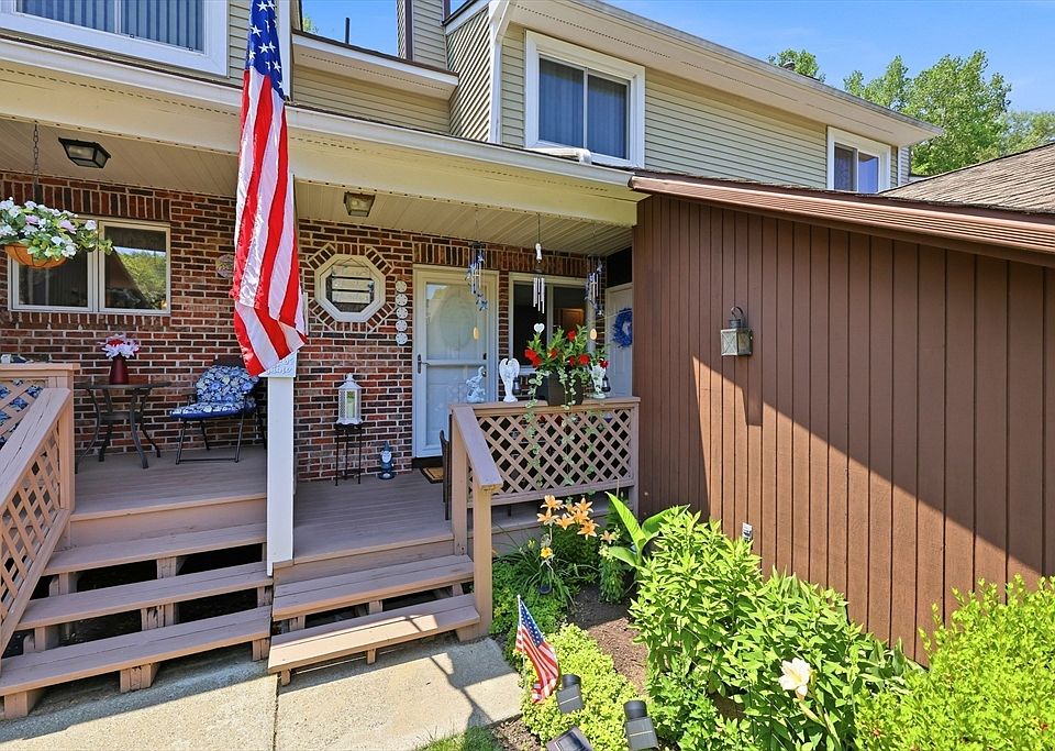 1st image of 204 Brookfield Ln #204
