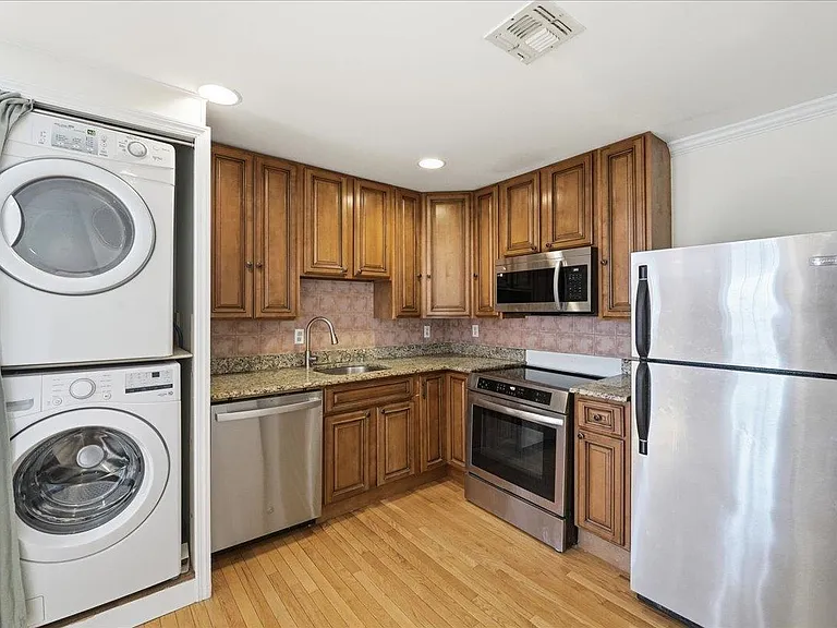 90 Court House Pl #2R — Photo 2
