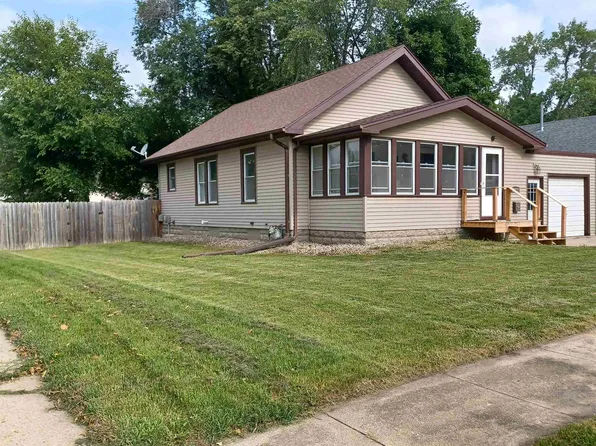 1215 N 8th St, Estherville, IA 51334