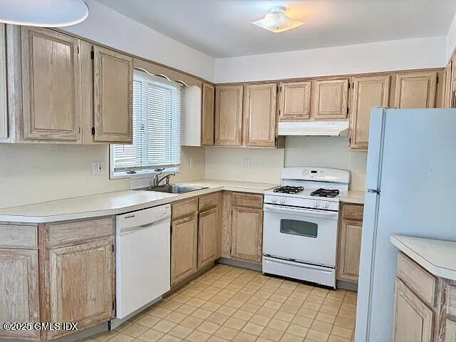 3 bed, 1.5 bath, 1470 sqft, $4,500 — Photo 2