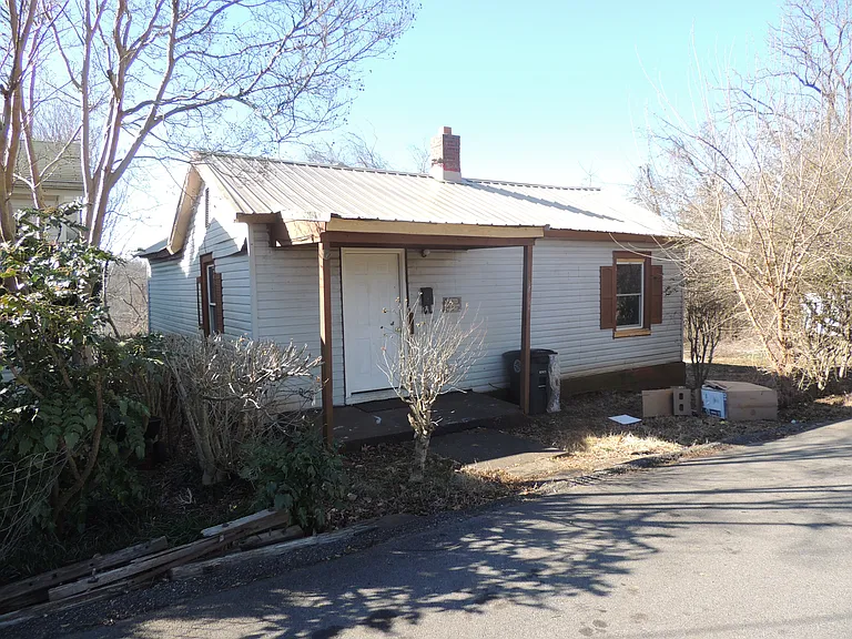 205 McIvor St — Photo 1