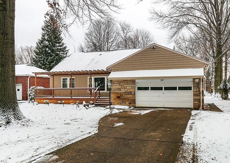 1st image of 851 Stuart Dr