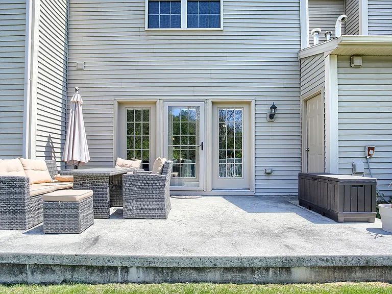 690 Stoverdale Rd — Photo 36