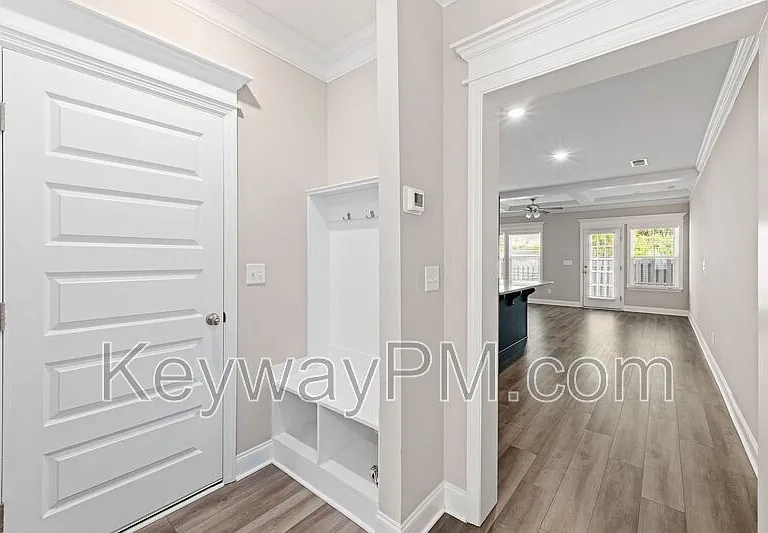 1066 Linsmore Ave — Photo 2