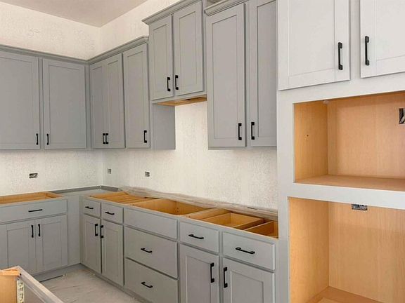 3rd image of 405 Raleigh Dr