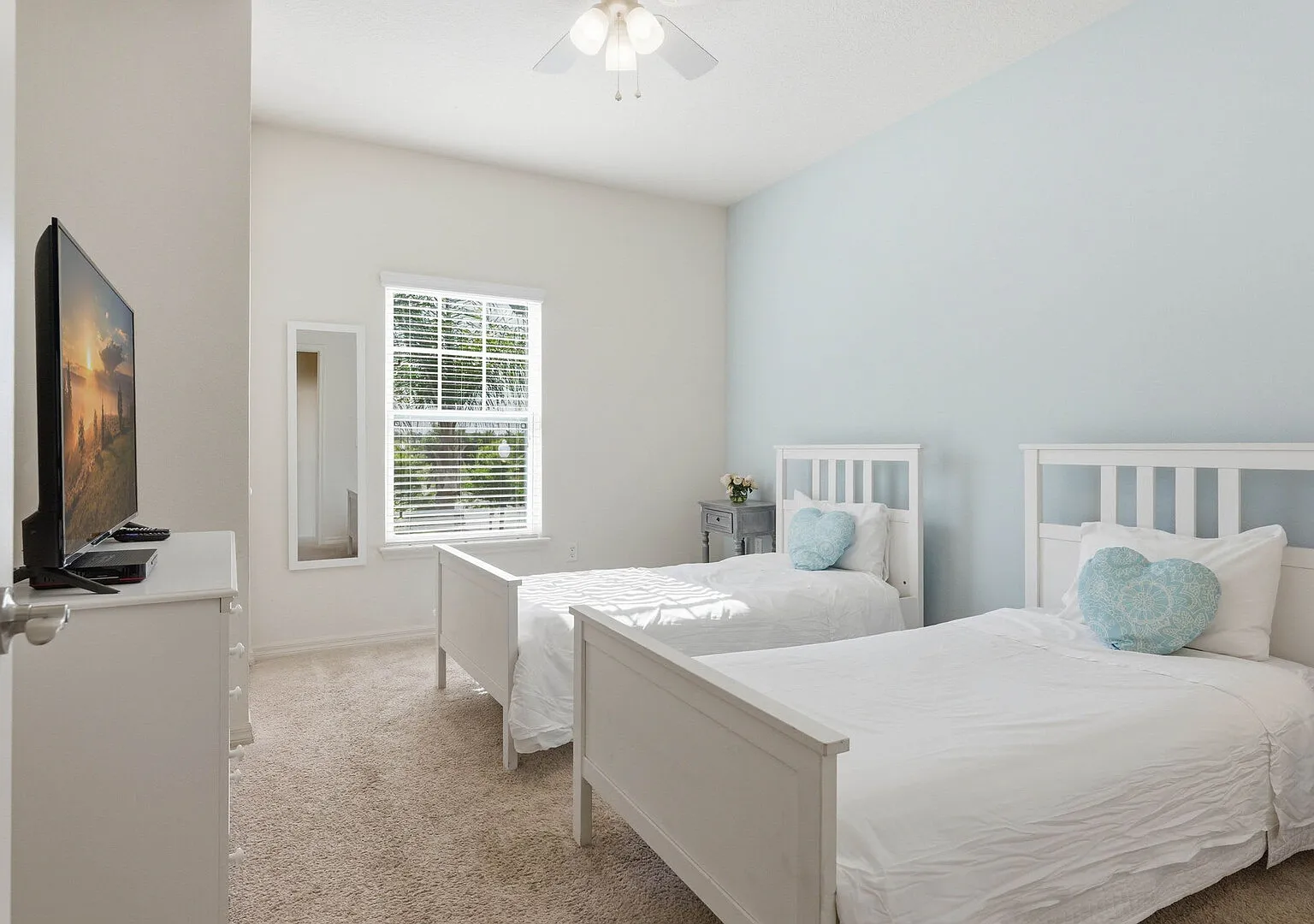 Comfortable 3BR townhome Near Parks, Great Value — Photo 4