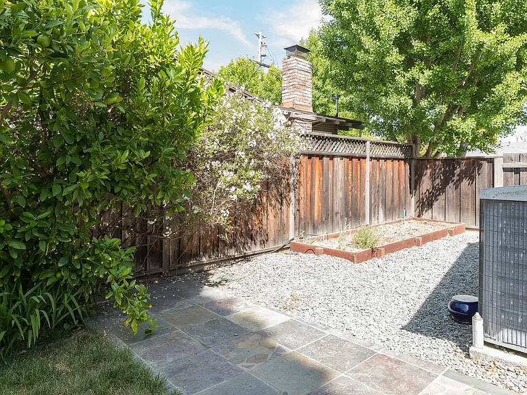596 Pettis Ave — Photo 6