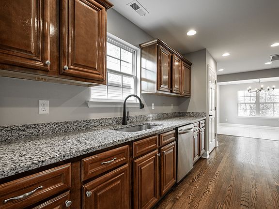 5th image of 1605 Southernwood Dr